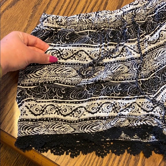 Printed crochet shorts - Picture 3 of 6